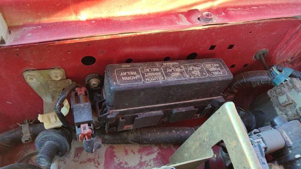 1997 Nissan Pickup Engine Fuse Box — photo 3