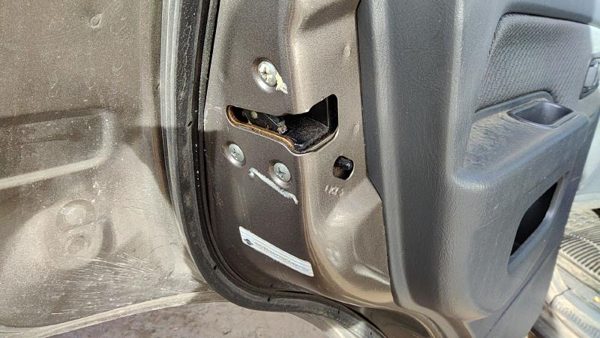 2000-2004 Nissan Xterra Driver Left Rear Door Latch With Rods/Cables Oem Back — photo 3
