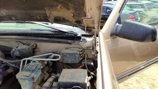 1997 Chevy Pickup 2500 Hood Hinge LH Silverado Gold 55U — photo 4