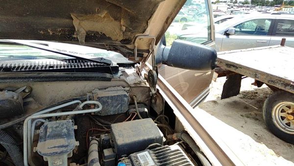 1997 Chevy Pickup 2500 Hood Hinge LH Silverado Gold 55U — photo 1