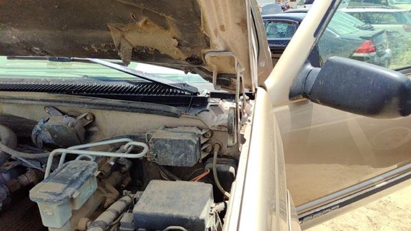 1997 Chevy Pickup 2500 Hood Hinge LH Silverado Gold 55U — photo 5