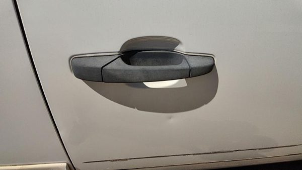 2008 Chevy Silverado 2500 Outside Door Handle RH White 50U — photo 3