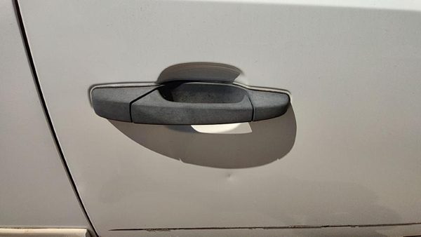 2008 Chevy Silverado 2500 Outside Door Handle RH White 50U — photo 4