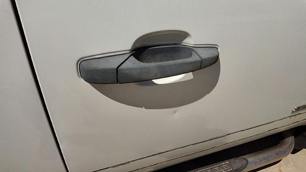 2008 Chevy Silverado 2500 Outside Door Handle RH White 50U — photo 1