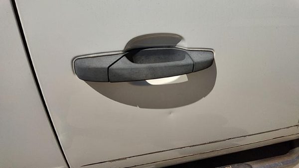 2008 Chevy Silverado 2500 Outside Door Handle RH White 50U — photo 2