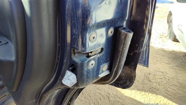 2004 Jeep Grand Cherokee Passenger Right Rear Door Latch With Rods/Cables Back — photo 3