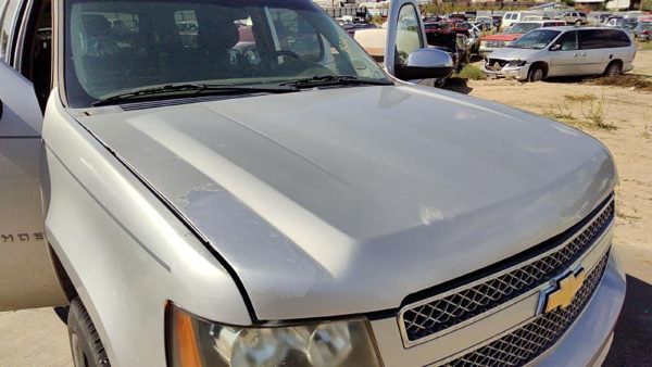2010 Chevy Tahoe Hood Silver U726S Hail — photo 1