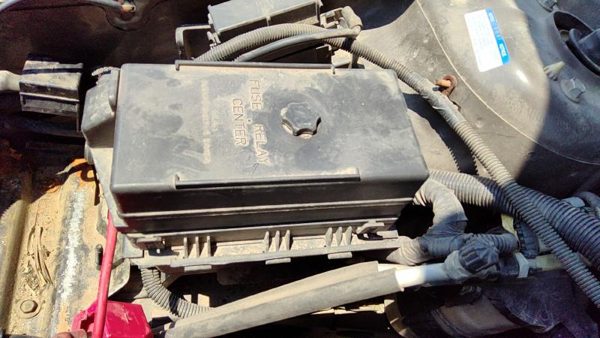 1999 Buick Park Avenue Engine Fuse Box 3.8L — photo 3