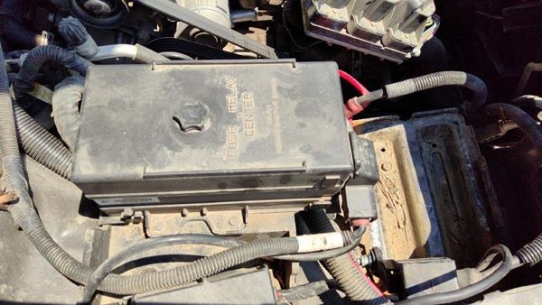 1999 Buick Park Avenue Engine Fuse Box 3.8L — photo 2