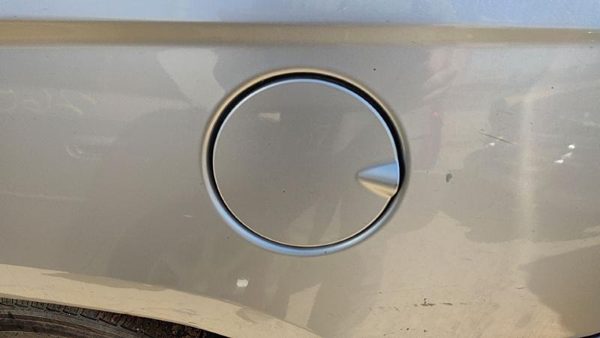 04-08 Chrysler Pacifica Fuel Tank Door With Hinge Gas Lid Oem Filler Silver Ps2 — photo 2
