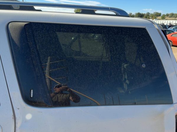 1998 Lincoln Navigator Quarter Glass/window LH — photo 4