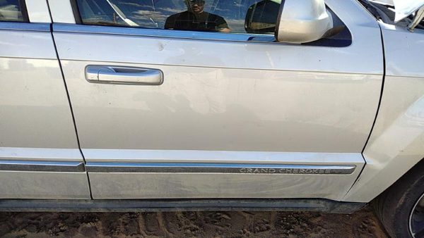 2008 Jeep Grand Cherokee Front Door RH Silver PS2 — photo 2