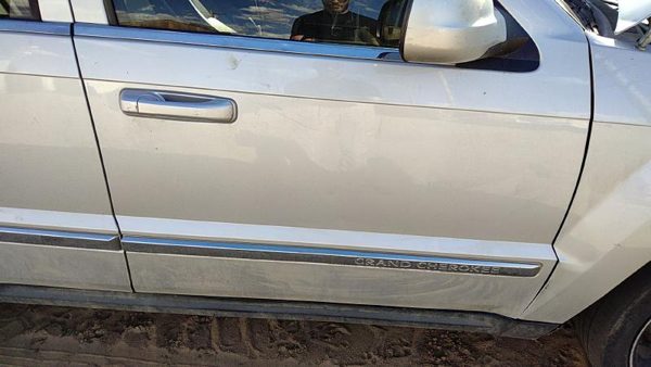 2008 Jeep Grand Cherokee Front Door RH Silver PS2 — photo 3