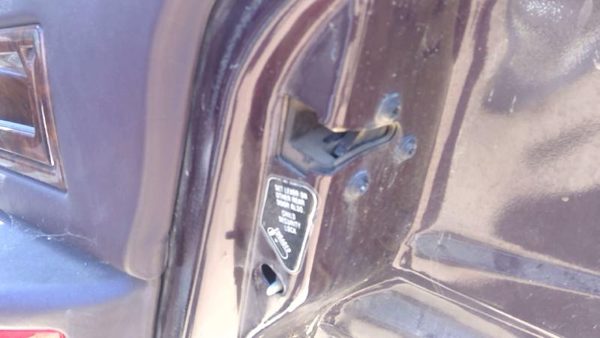 93-94 Cadillac Fleetwood Passenger Right Rear Door Latch With Rods/Cables Back — photo 1