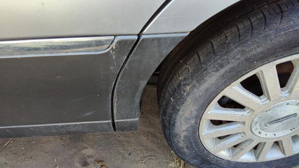 2003-2011 Lincoln Town Car Driver Left Rear Moulding On Quarter Panel Oem Silver — photo 3