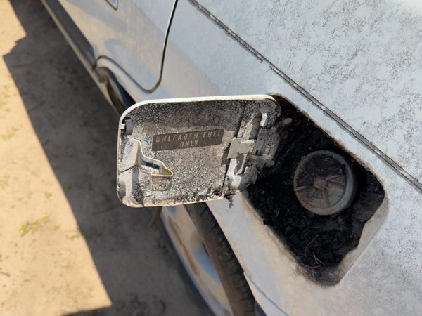 1986-1989 Honda Accord Lx Fuel Tank Door With Hinge Gas Lid Oem Filler White — photo 6