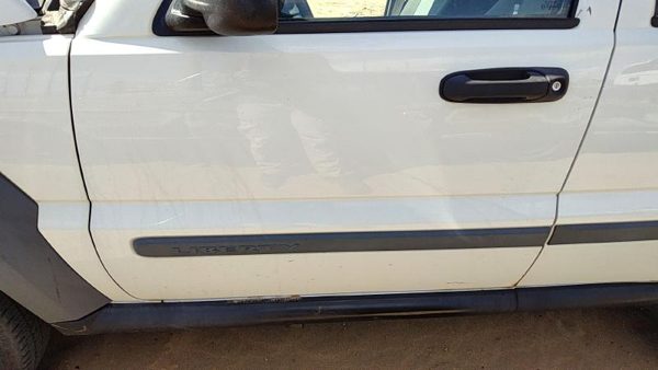 2005 Jeep Liberty Front Door LH White PW1 — photo 2