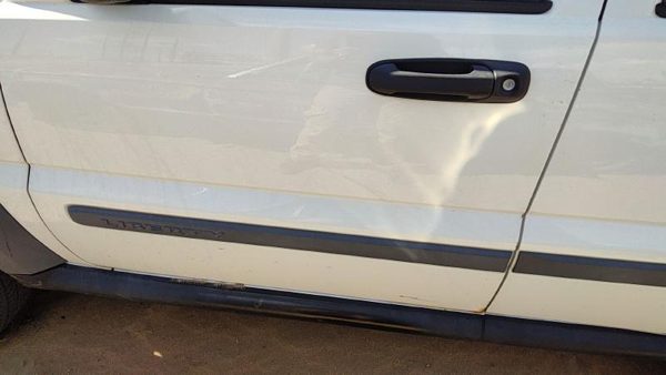 2005 Jeep Liberty Front Door LH White PW1 — photo 4
