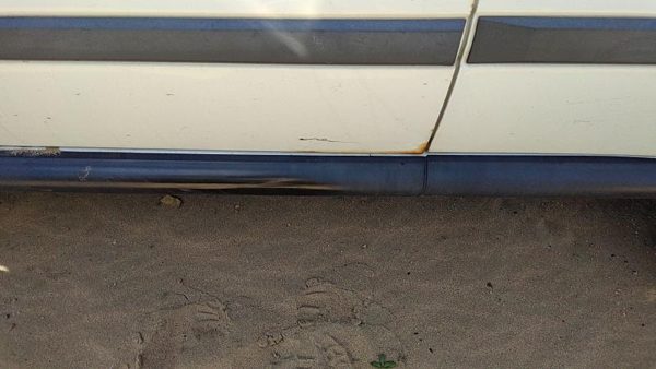 2005 Jeep Liberty Front Door LH White PW1 — photo 6