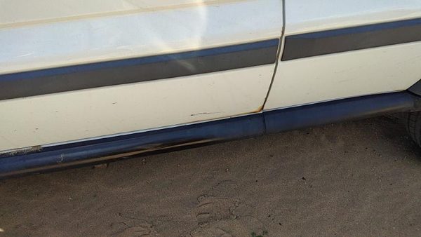 2005 Jeep Liberty Front Door LH White PW1 — photo 5