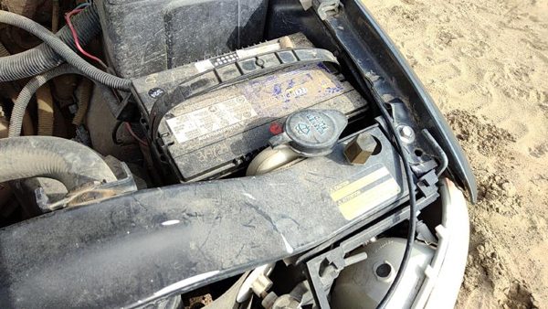 99-06 Gmc Sierra 2500 Windshield Washer Fluid Reservoir With Pump Oem Wiper Tank — photo 1