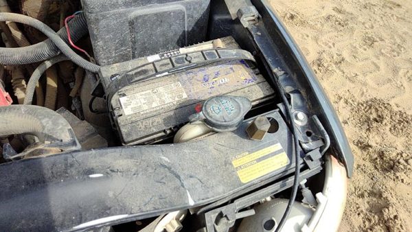 99-06 Gmc Sierra 2500 Windshield Washer Fluid Reservoir With Pump Oem Wiper Tank — photo 2