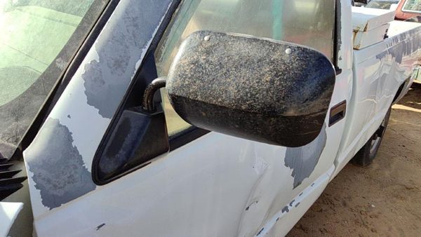 1988-1999 Chevy Silverado 1500 Driver Left Manual Side Mirror Door Mounted White — photo 2