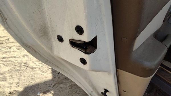 04-05 Chevy New Style Malibu Driver Left Rear Door Latch With Rods/Cables Back — photo 3