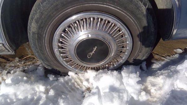 1989-1990 Chrysler New Yorker CENTER CAP ONLY OEM for Wire Type Hub Cap 04284904 — photo 2