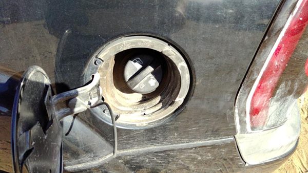 2002-2003 Chevy Trail Blazer Fuel Filler Neck Assembly With Gas Cap Oem 88983256 — photo 2