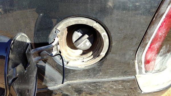 2002-2003 Chevy Trail Blazer Fuel Filler Neck Assembly With Gas Cap Oem 88983256 — photo 1
