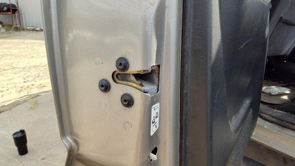 2001-2007 Sierra 2500 Hd Driver Left Rear Door Latch With Rods/Cables Oem Back — photo 1