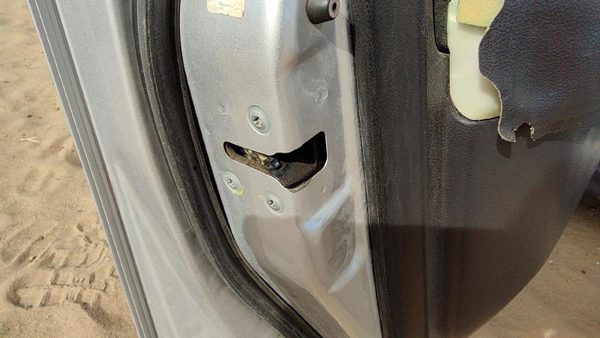 2007-2010 Nissan Versa Driver Left Front Door Latch With Rods/Cables Oem — photo 2