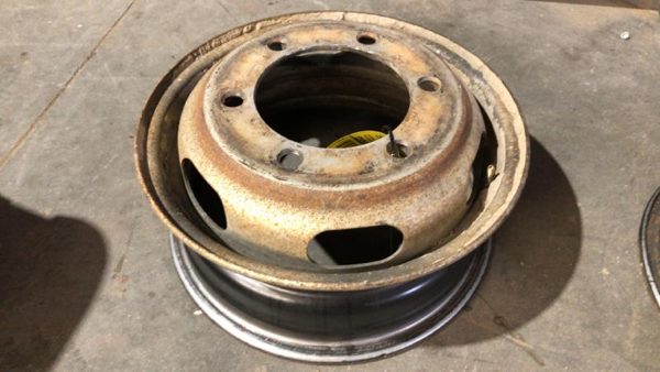 2002-2006 Sprinter Van 3500 15" X 5.50'' -- 6.25'' Pilot Hole Factory Dually Rim — photo 1