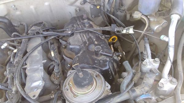 1994 Nissan Pathfinder Driver Left Valve Cover SOHC 3.0L — photo 2