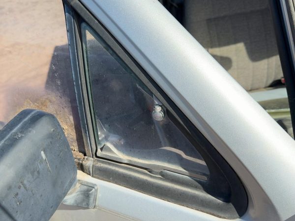88-93 Pup Passenger Right Front Vent Window Small Door Glass With Frame Oem — photo 4