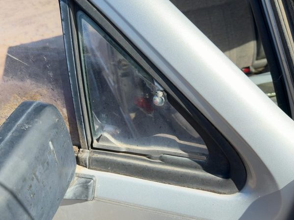 88-93 Pup Passenger Right Front Vent Window Small Door Glass With Frame Oem — photo 5