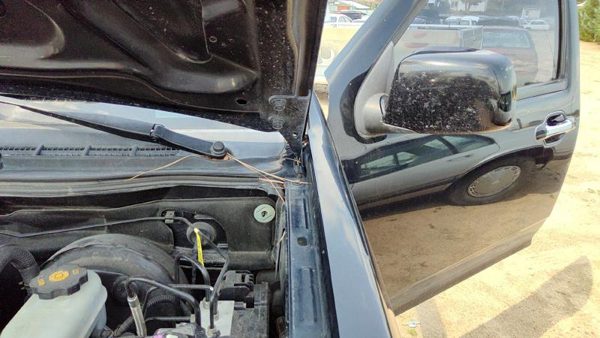2012 GMC Canyon Hood Hinge RH Black 41U — photo 4