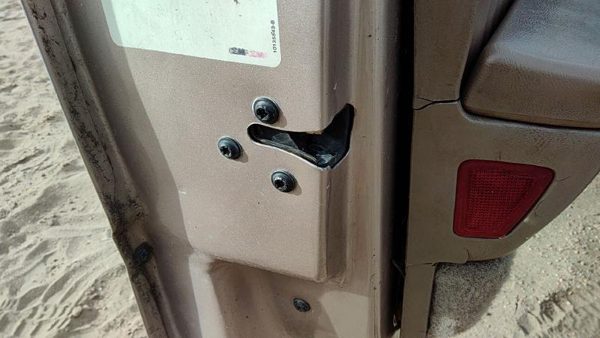 91-96 Buick Park Ave Driver Left Front Door Latch With Rods/Cables Oem — photo 1