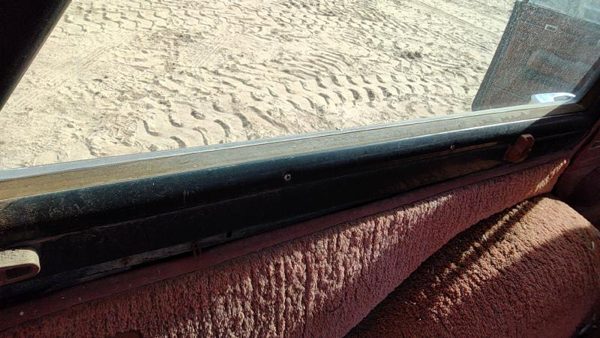 1984-1991 Jeep Grand Wagoneer Driver Left Inner Quarter Glass Trim Oem — photo 4