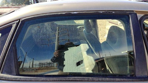 2000-2005 Chevy Impala Passenger Right Rear Side Window Door Glass Oem Back — photo 1
