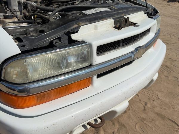 1998-2005 Chevy S10 Blazer Front Grille Assembly Chrome Center OEM White 50U — photo 7