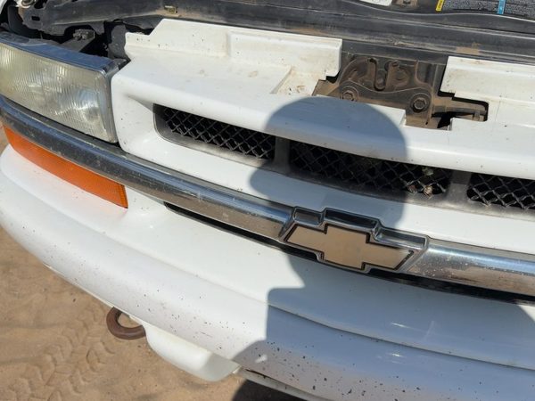 1998-2005 Chevy S10 Blazer Front Grille Assembly Chrome Center OEM White 50U — photo 10