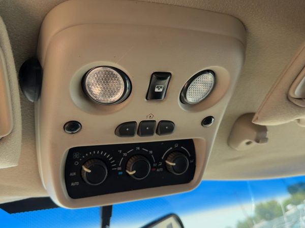 03-06 Suburban 1500 Center Overhead Console Dome Light Map Lamp Cubby Gray 92I — photo 1