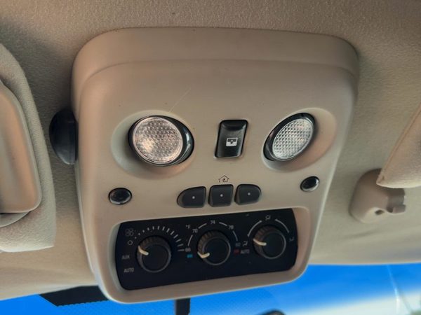 03-06 Suburban 1500 Center Overhead Console Dome Light Map Lamp Cubby Gray 92I — photo 2
