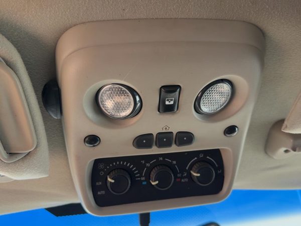 03-06 Suburban 1500 Center Overhead Console Dome Light Map Lamp Cubby Gray 92I — photo 3
