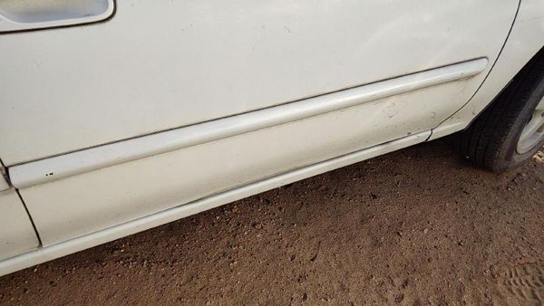 00-02 Sentra Passenger Right Front Moulding From Door Trim Strip White Qm1 — photo 1