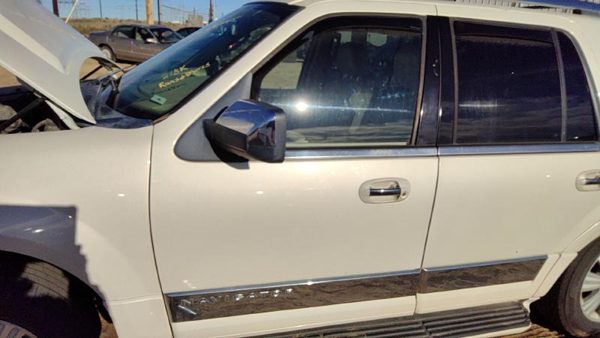 2008 Lincoln Navigator Front Door LH Pv White Chocolate 7L7Z7820125A — photo 1