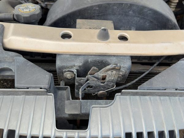 2004-2007 Buick Rainier Hood Latch Assembly With Bracket Oem 15176209 — photo 3