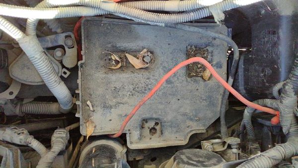 2005 Kia Spectra Battery Tray 2.0L — photo 1